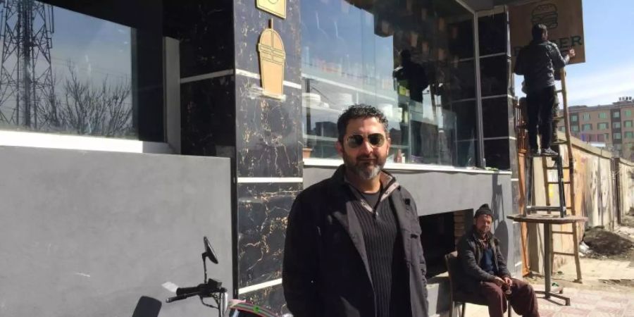 Humajun Sadran vor seinem neuen Café-Restaurant «Burger Shop» im Viertel Taimani. Foto: Christine-Felice Röhrs