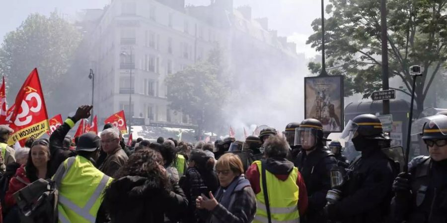 Demonstranten marschieren durch Paris. Die «Gelbwesten» demonstrieren seit November gegen die Reformpolitik Macrons und der Mitte-Regierung. Foto: Rafael Yaghobzadeh/AP