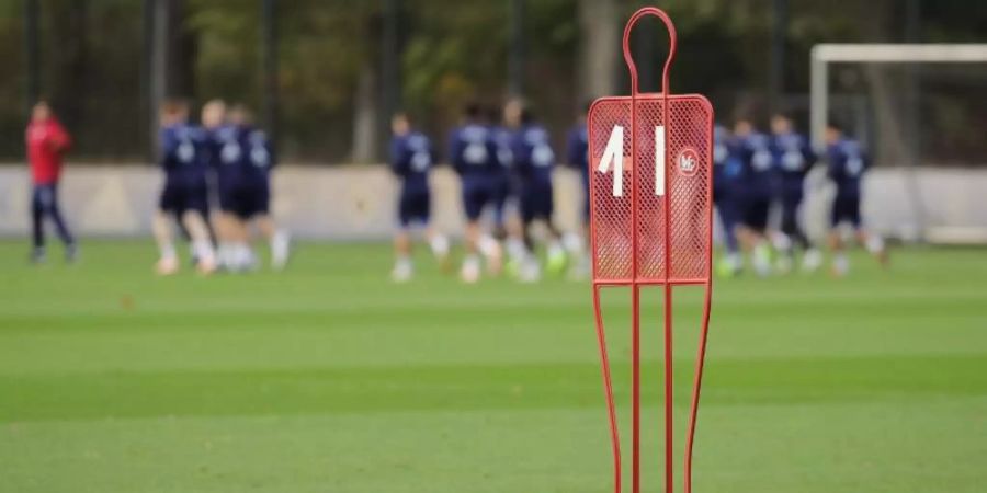 In der Abgeschiedenheit eines Trainingslagers will Trainer Hannes Wolf den HSV auf die letzten Saisonspiele vorbereiten. Foto: Christian Charisius/dpa