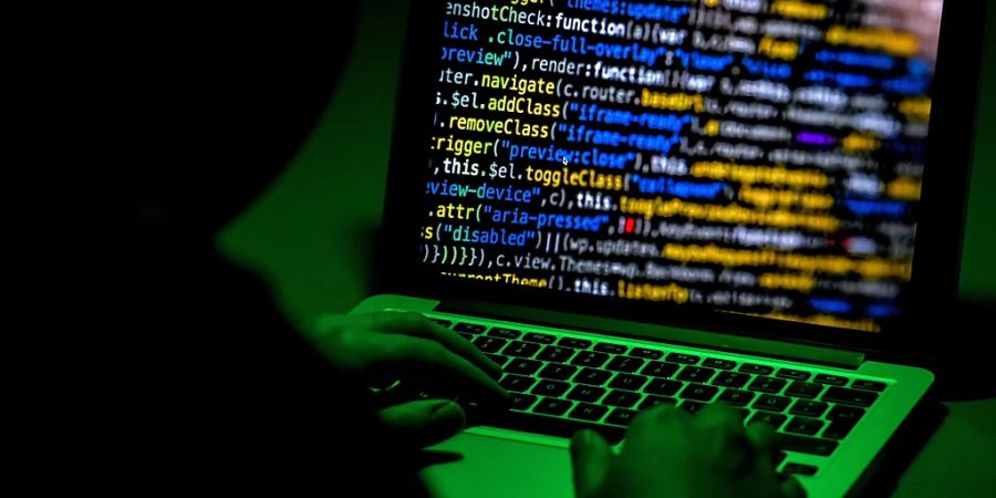 Beinahe jedes zweite Grossunternehmen in der Schweiz ist mindestens einmal Opfer einer Cyber-Attacke geworden.(Symbolbild)