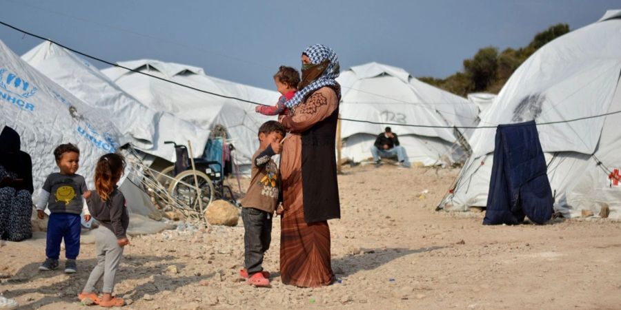 Aus ihrer Heimat geflüchtete Menschen im Flüchtlingslager Kara Tepe auf Lesbos.