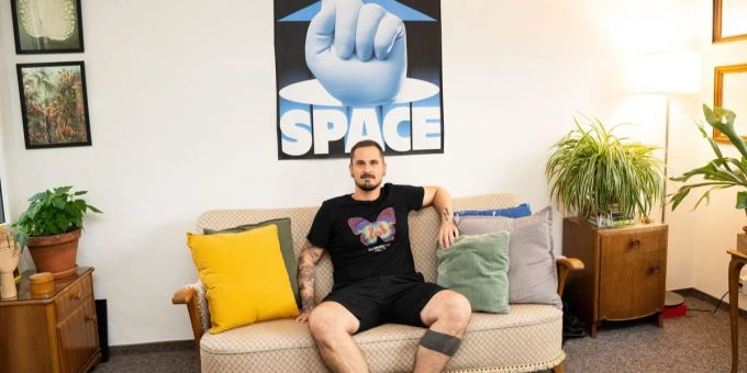 Grauer Teppichboden, dafür viel Platz: Simon Bigler ist glücklich in seinem Zuhause. tsüri ch