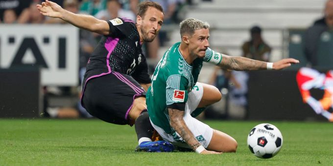 Bremens Marco Friedl (r) und Bayerns Harry Kane kämpfen um den Ball. Werder Bremen Marco Friedl