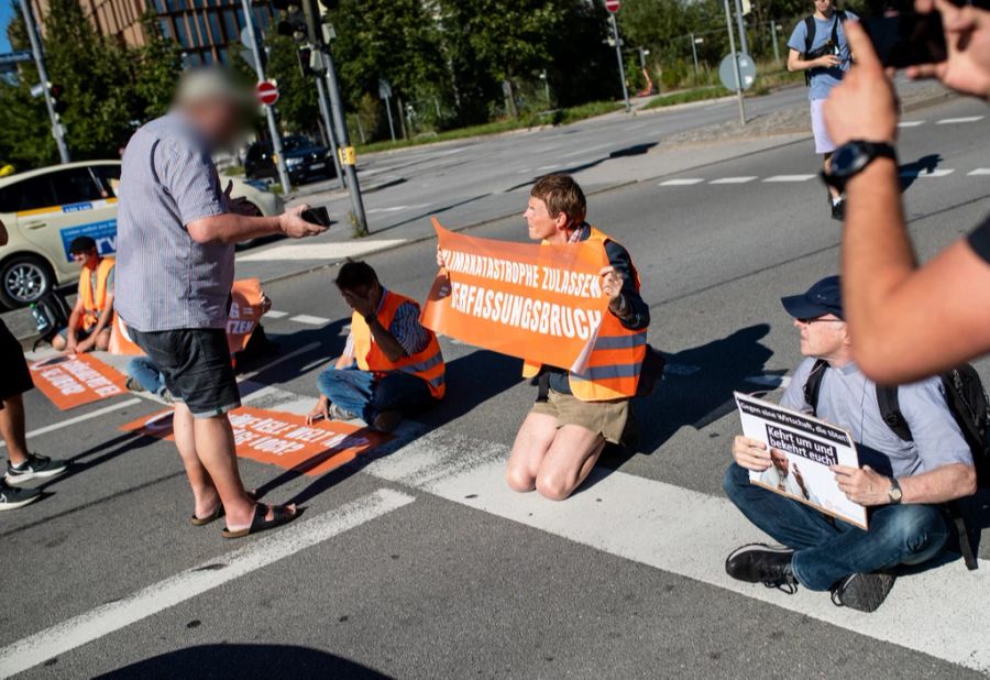 Dabei kam es zu einer unschönen Szene: Ein Mann, diskutierte mit den Aktivisten und rastete schliesslich aus.