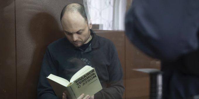 Der russische Oppositionsaktivist Wladimir Kara-Mursa in einem Glaskäfig im Gerichtssaal während der Verkündung des Berufungsurteils im Stadtgericht Moskau, Russland, 31. Juli 2023. sibirien