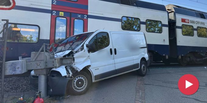 Affoltern am Albis ZH - S-Bahn kracht auf Bahnübergang in Lieferwagen