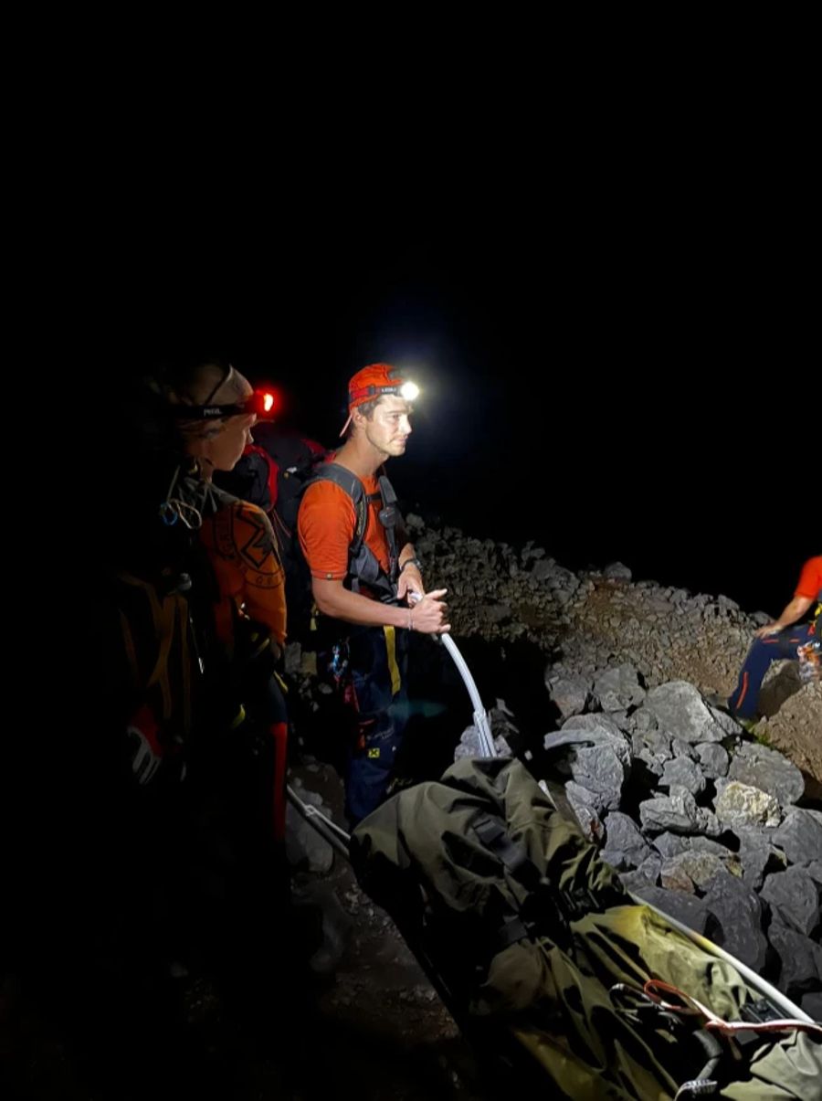 In Österreich haben Bergretter einen Bergsteiger retten müssen, der von seinem Kollegen zurückgelassen wurde.