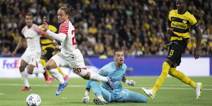 Xavi Simons zieht an YB-Goalie Anthony Racioppi vorbei, bekommt den Elfmeter aber nicht. Xavi Simons