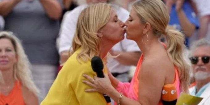 Wie Madonna? - Beatrice Egli erntet Spott für «Fernsehgarten»-Kuss