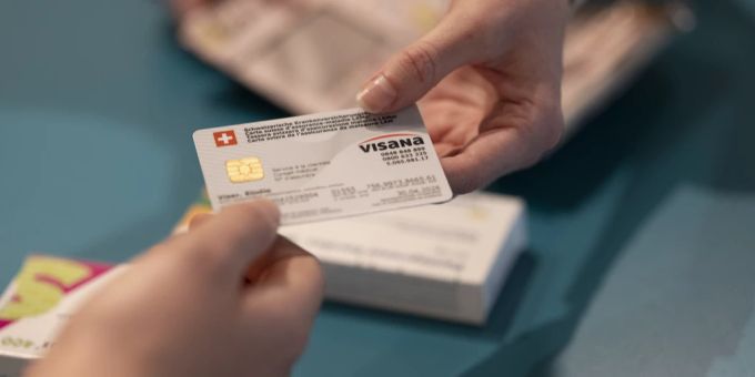 Die hohen Krankenkassenprämien bereiten vielen Menschen Sorgen. (Archivbild) krankenkasse