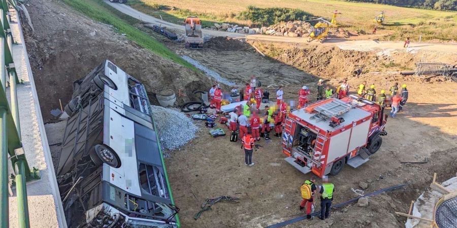 Rettungskräfte arbeiten an der Unfallstelle.