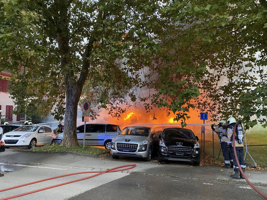 Die Feuerwehr konnte die Fahrzeuge löschen.