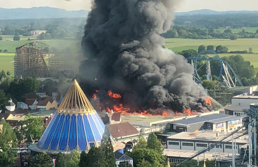 Eine schwarze Rauchsäule steigt über dem Europapark Rust auf. Erst im Juni hat es in der «Yomi-Zauberwelt der Diamanten» gebrannt.