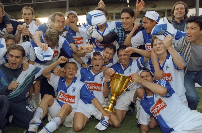 Murat Yakin (r.) jubelt mit seinen GC-Kollegen über den Meistertitel in der Saison 1994/95. FC Basel