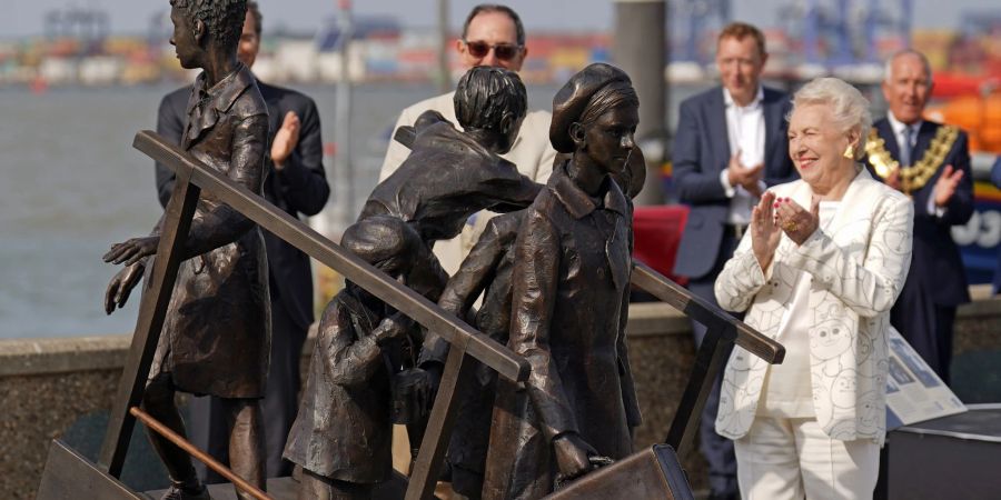 Dame Stephanie Shirley (r), bei der Enthüllung eines Denkmals für den Kindertransport am Kai von Harwich 2022.