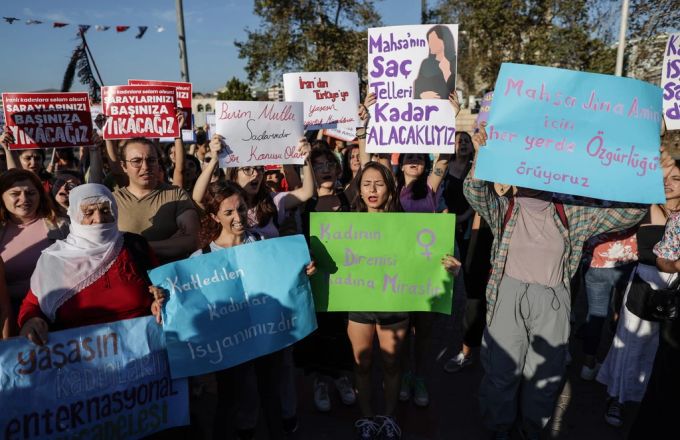 Menschen in Istanbul protestieren für mehr Freiheit und Gerechtigkeit für Frauen. proteste türkei jahrestag