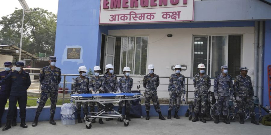 Sicherheitsbeamte stehen Wache im Bheri Krankenhaus in Nepalgunj, in das Menschen aus den vom Erdbeben betroffenen Gebieten zur Behandlung gebracht werden. Foto: Niranjan Shrestha/AP/dpa