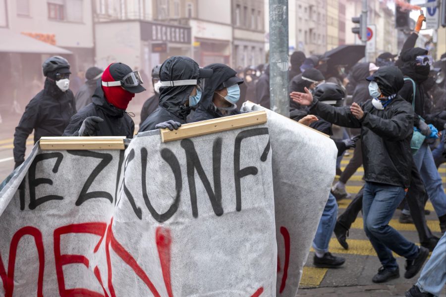 Anhänger der Bewegung Basel Nazifrei an einer Kundgebung gegen eine angekuendigte Veranstaltung der Bewegung Mass-Voll! in Basel.