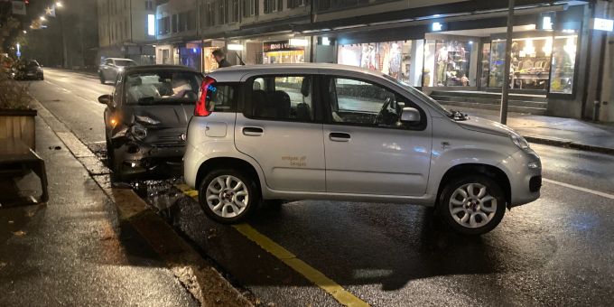 In Glarus kollidierte ein Lenker mit einem parkierten Auto. Unfall in Glarus