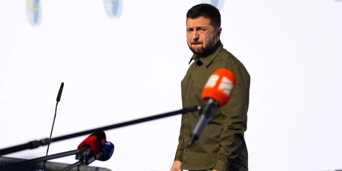 Der ukrainische Präsident Wolodymyr Selenskyj spricht beim Gipfeltreffen der neuen Europäischen Politischen Gemeinschaft in Granada über die potenziellen Pläne Russlands. Selenskyj