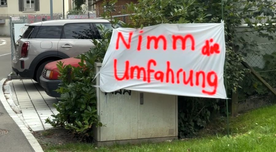 Die Bewohner versuchen, mit Plakaten und Schildern auf die offizielle Umfahrung aufmerksam zu machen.