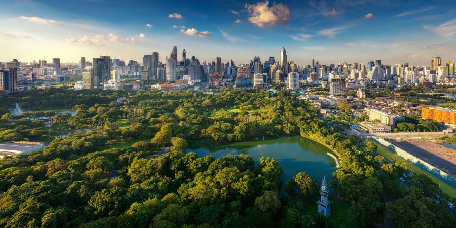 Lumpini Park und Blick auf das Stadtbild von Bangkok.