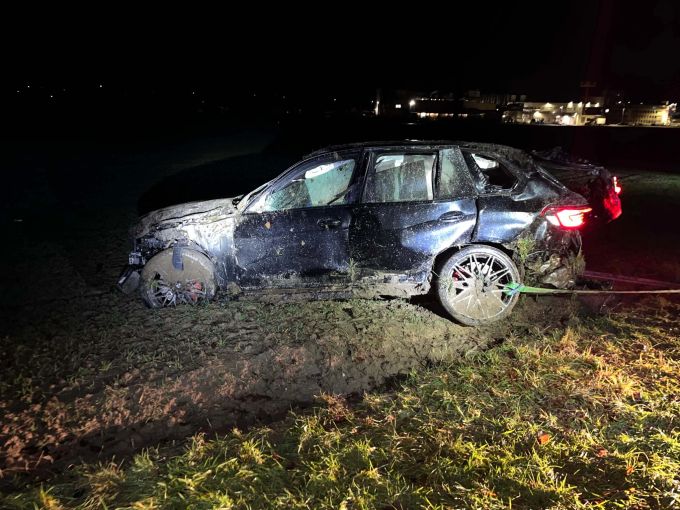 Der Fahrer kollidierte mit der Randleitplanke. Randleitplanke