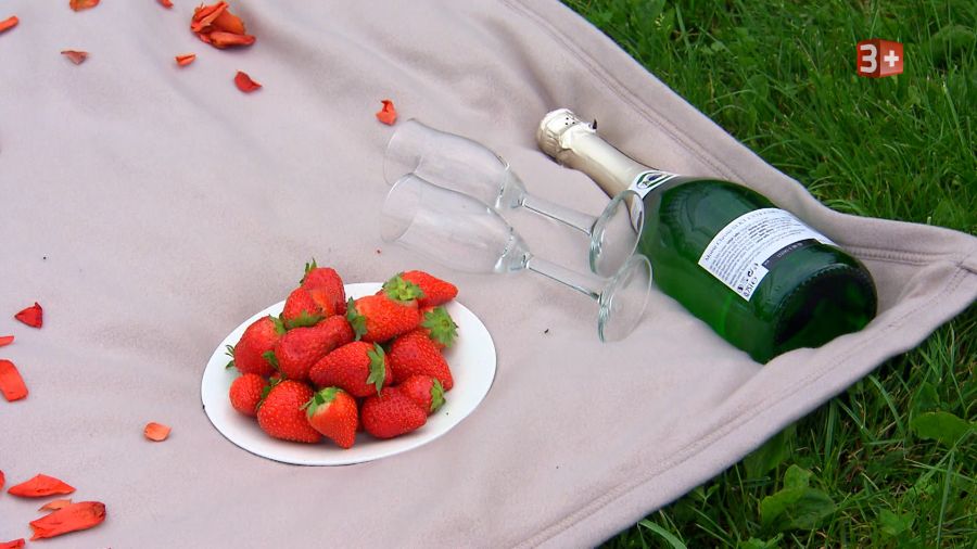 Tom hat Champagner und Erdbeeren aufgetrieben.