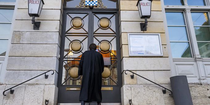 Der Anwalt des Hauptangeklagten beim Betreten des Gerichtsgebäudes. Er hatte argumentiert, dass eine hohe Strafe seinem Mandanten jede Möglichkeit zur Wiedereingliederung nehmen würde. staatsanwalt neuenburg mit anwalt