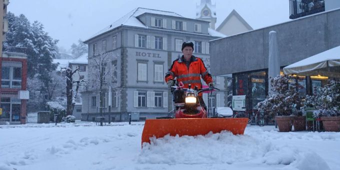 So kann es im Winter aussehen: Ein Werkdienst-Mitarbeiter pflügt sich durch den Schnee.