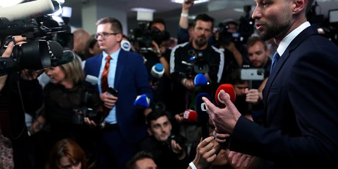 Michal Simecka, Parteivorsitzender der Partei «Progressive Slowakei» (PS), spricht zu Reportern, nachdem er die Ergebnisse der vorgezogenen Parlamentswahlen in Bratislava, Slowakei, gesehen hat. Foto: Petr David Josek/AP/dpa Michal Simecka, Parteivorsitzender der Partei «Progressive Slowakei» (PS), spricht zu Reportern, nachdem er die Ergebnisse der vorgezogenen Parlamentswahlen in Bratislava, Slowakei, gesehen hat. Foto: Petr David Josek/AP/dpa