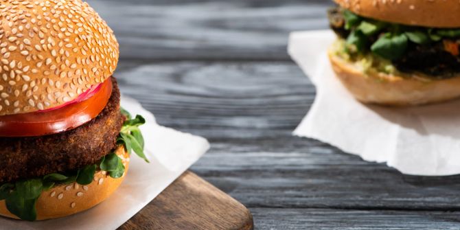 Veggie-Burger auf einem Tisch.