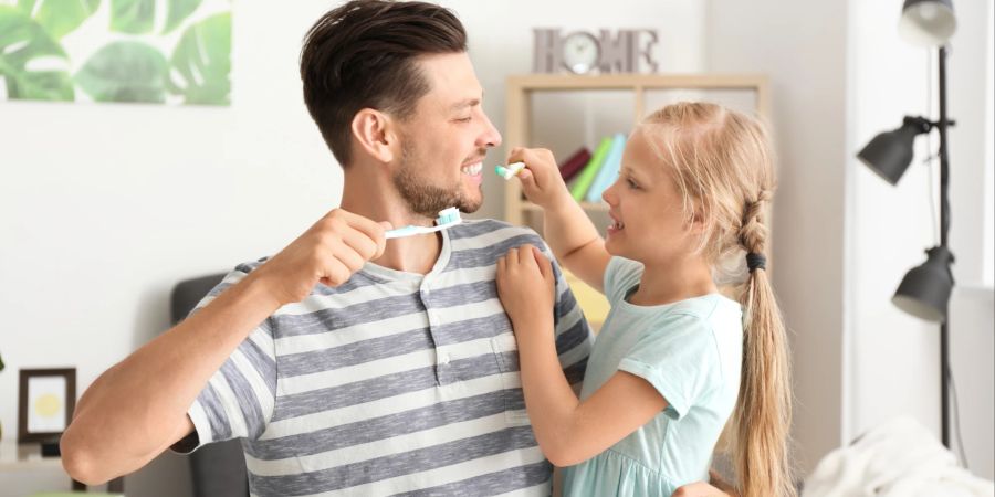Zähne putzen ist wichtig. Erklären Sie Ihrem Kind, warum.