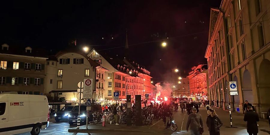 Beim Antifa-Umzug durch Bern wurde ein Polizist verletzt. Die Höhe des Sachschadens steht noch nicht fest.