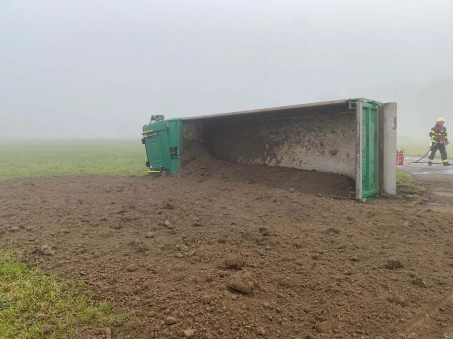 In Hünenberg ist ein Lastwagen bei einem Selbstunfall gekippt.