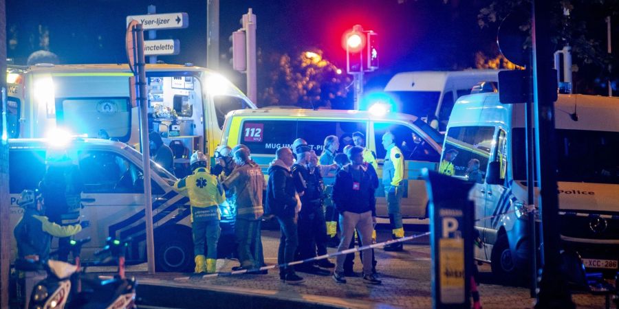 Polizisten ermitteln am Tatort in Brüssel.
