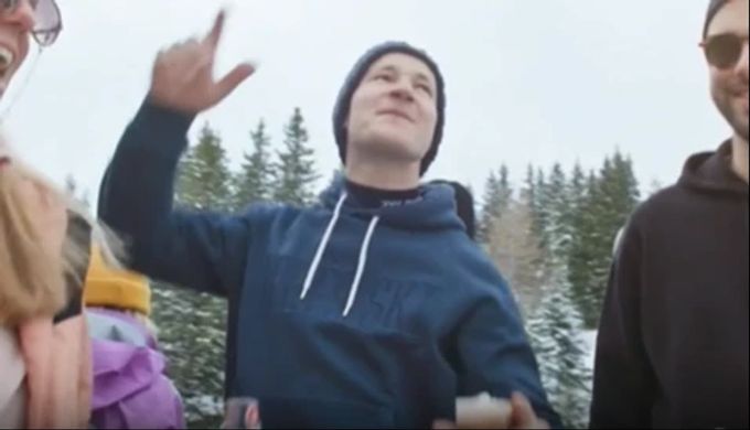 Marco Odermatt tanzt in der neuen Werbekampagne von Schweiz Tourismus im Après-Ski. Marco Odermatt