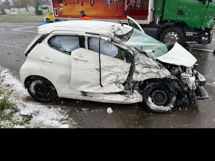 In Wuppenau TG kollidierte eine Autofahrerin mit einem LKW. Die Abschleppdienste hatten in den letzten Tagen alle Hände voll zu tun.