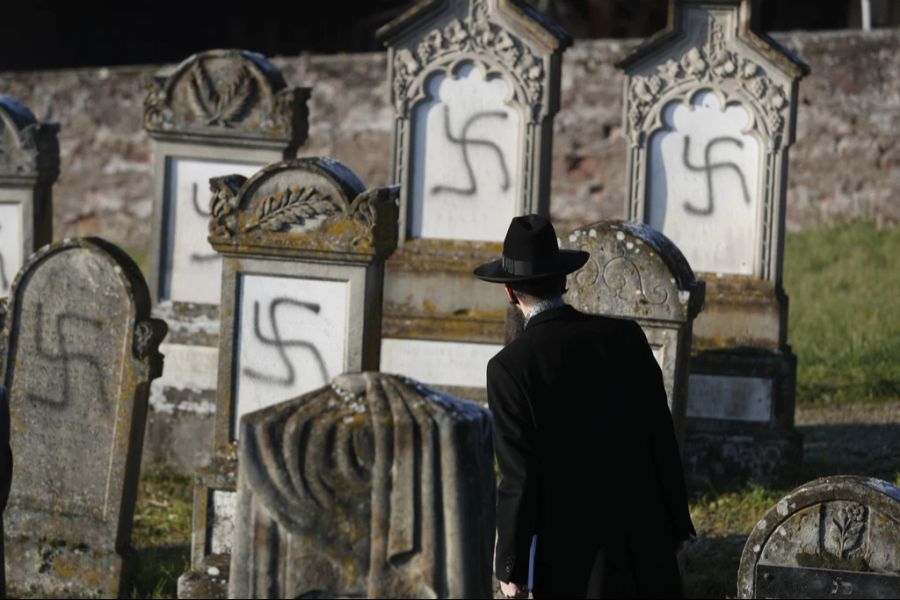 Zum einen haben antisemitische Hassverbrechen, wie hier auf einem jüdischen Friedhof in Frankreich, zugenommen.