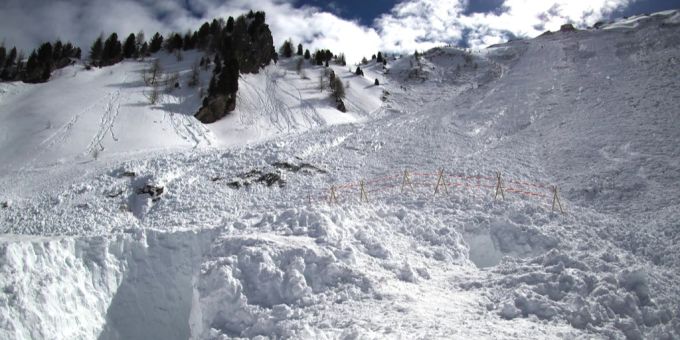 In Tirol sind zwei Brüder aus Deutschland zwei Mal von einer Lawine erwischt worden. (Symbolbild) Tirol Lawine