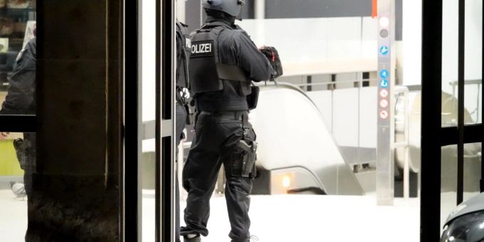 Einsatzkräfte der Polizei stehen im Bielefelder Hauptbahnhof. bielefeld