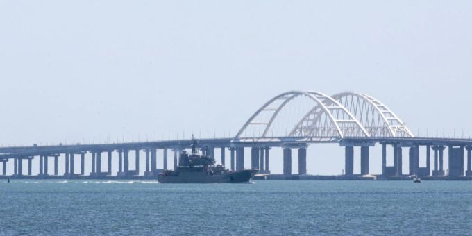 Ein russisches Kriegsschiff bei der Krim-Brücke. (Symbolbild) Ukraine-Krieg Krim Kriegsschiff