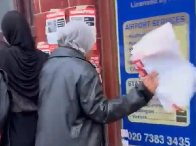 Musliminnen reissen Plakate weg