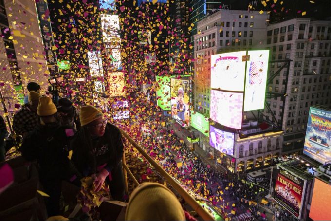 Konfetti fällt auf Hunderttausende Feiernde in New York nieder. New York