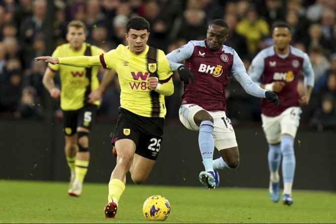 Zeki Amdouni im Spiel des FC Burnley gegen Aston Villa. Zeki Amdouni