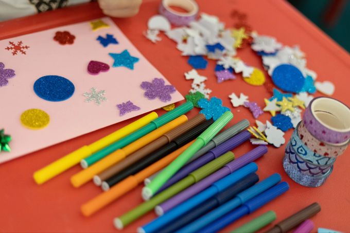 Ob Turnbeutel, Znüniboxen oder Trinkflaschen verschönern – der Kreativität sind keine Grenzen gesetzt (Symbolbild) Weihnachten Schulen Basteln