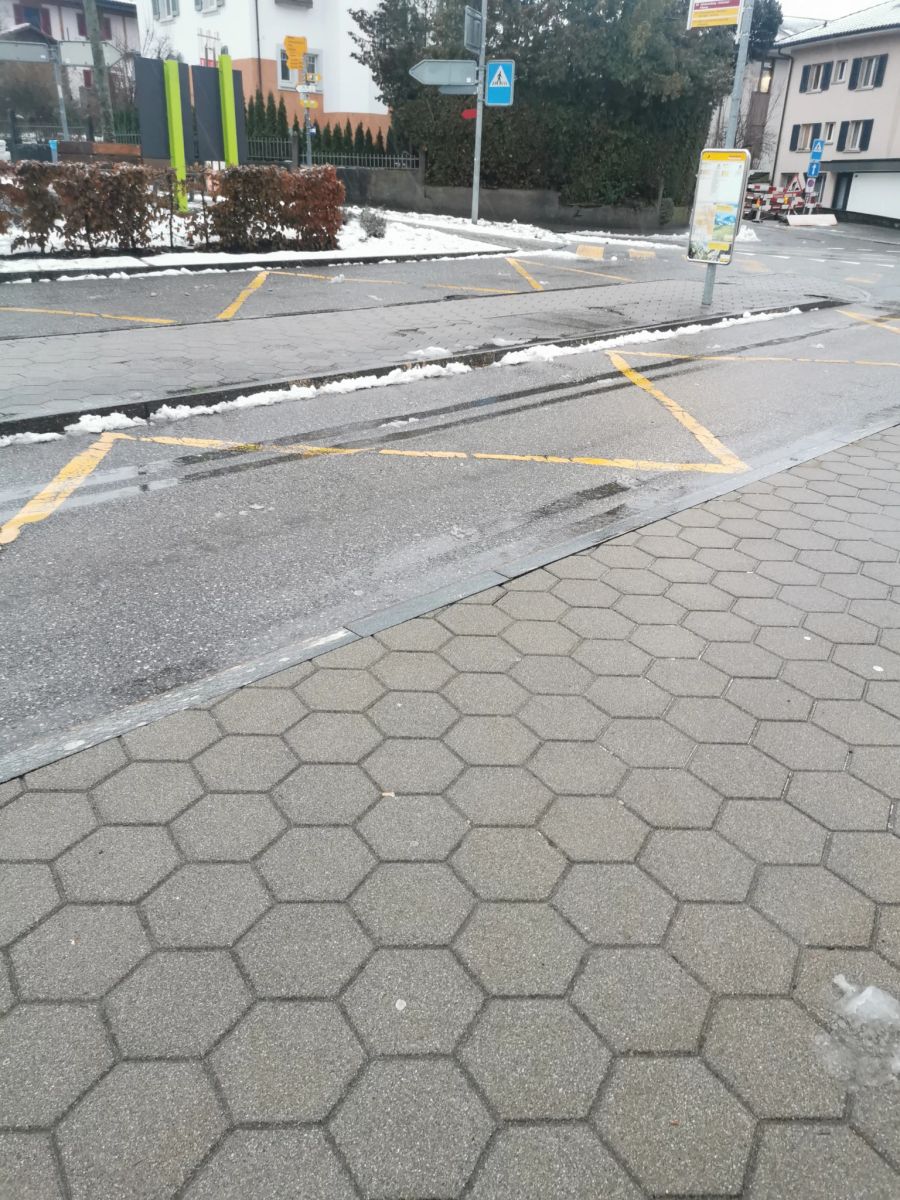 Hier fahren Busse der TPF oder von Postauto ab, genau wie Züge der BLS auf der anderen Seite.