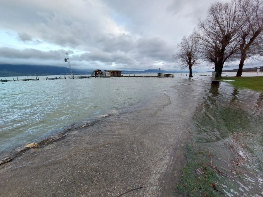 Nach dem Jahrhundert-Hochwasser 2021 läuft der Neuenburgersee erneut über.