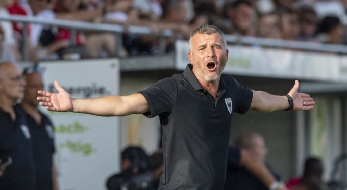 Alex Frei, Trainer des FC Aarau gestikuliert an der Seitenlinie. Alex Frei FC Aarau