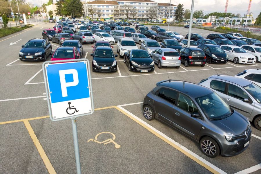 Eine Verkäuferin erzählt von einem Formular, mit dem zwei Männer angeblich Spenden für Behinderte sammeln wollten. Aufgedruckt: Das Behindertenparkplatz-Symbol. (Symbolbild)